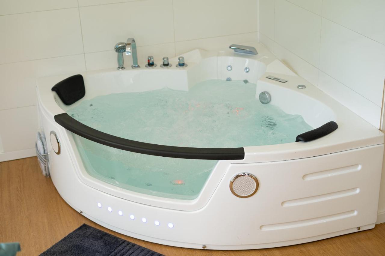 Capsule Nature & Photos - Jacuzzi - Netflix & Home Cinema - Ps5 & Jeu Thun-Saint-Martin 外观 照片